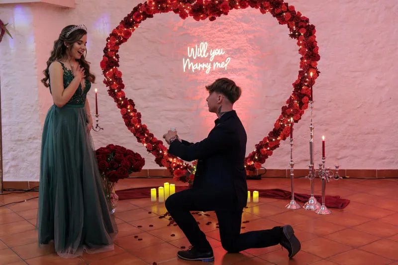 Boldog pár eljegyzés után