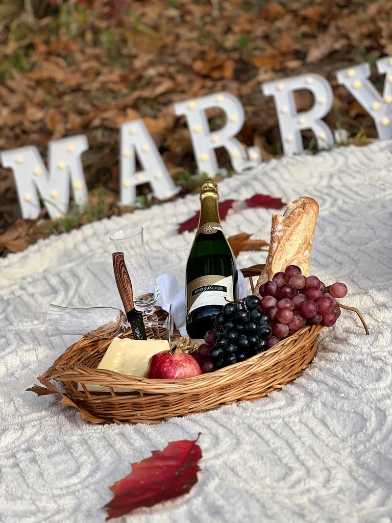 Pezsgőzés az eljegyzés után